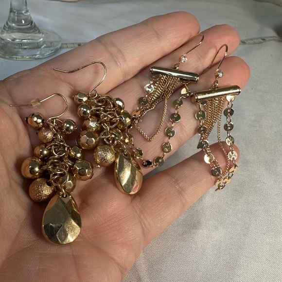 Two pair of feminine dainty style goldtone earrings - Picture 6 of 6